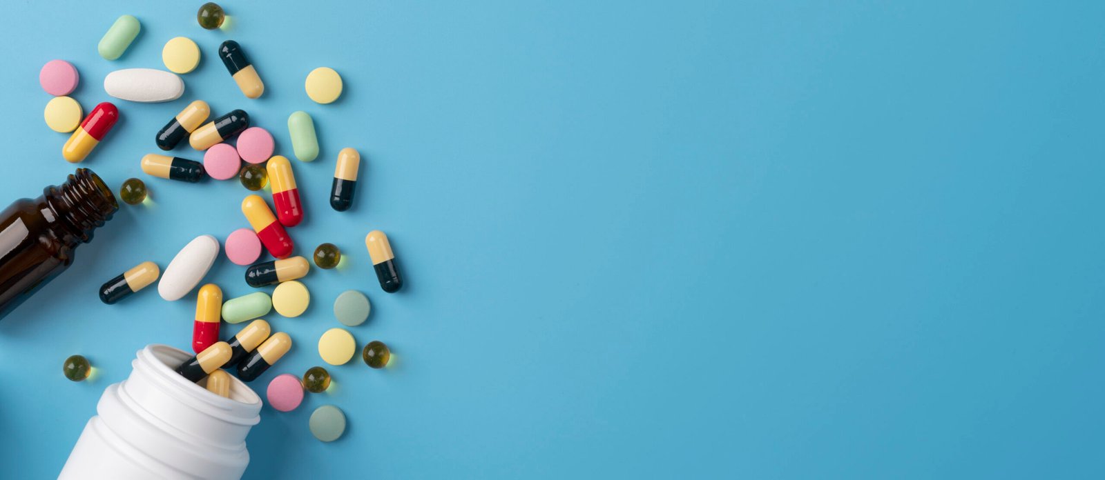 Medicamentos sobre fondo azul